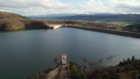 Perspectivas-Aéreas:-Descubriendo-La-Presa-Y-El-Lago-Montedoglio,-Arezzo,-Italia.