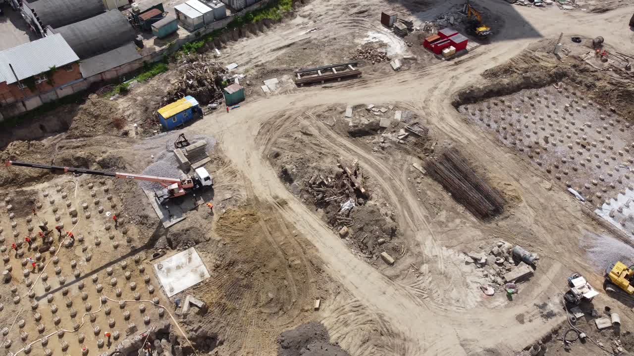filmación aérea del sitio de construcción del desarrollo de viviendas y de la infraestructura vial