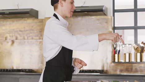 chef explicando cómo cocinar