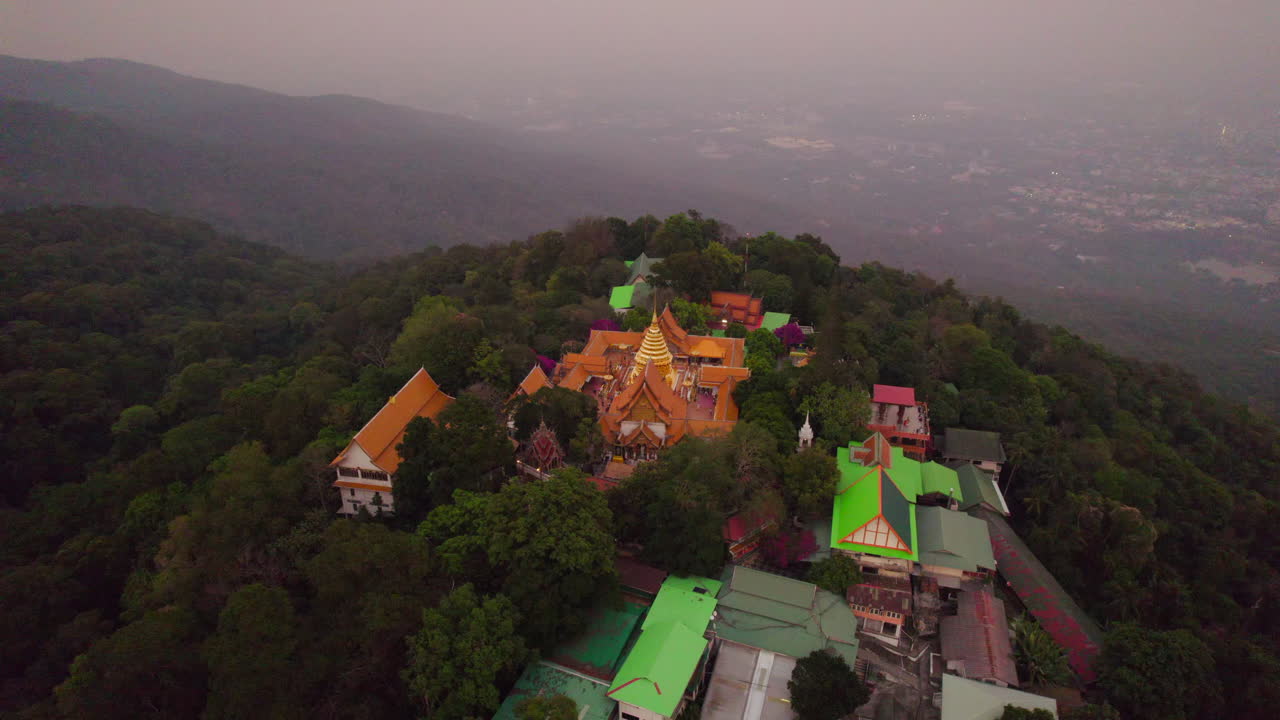 templo doi shutep en la selva del norte de tailandia