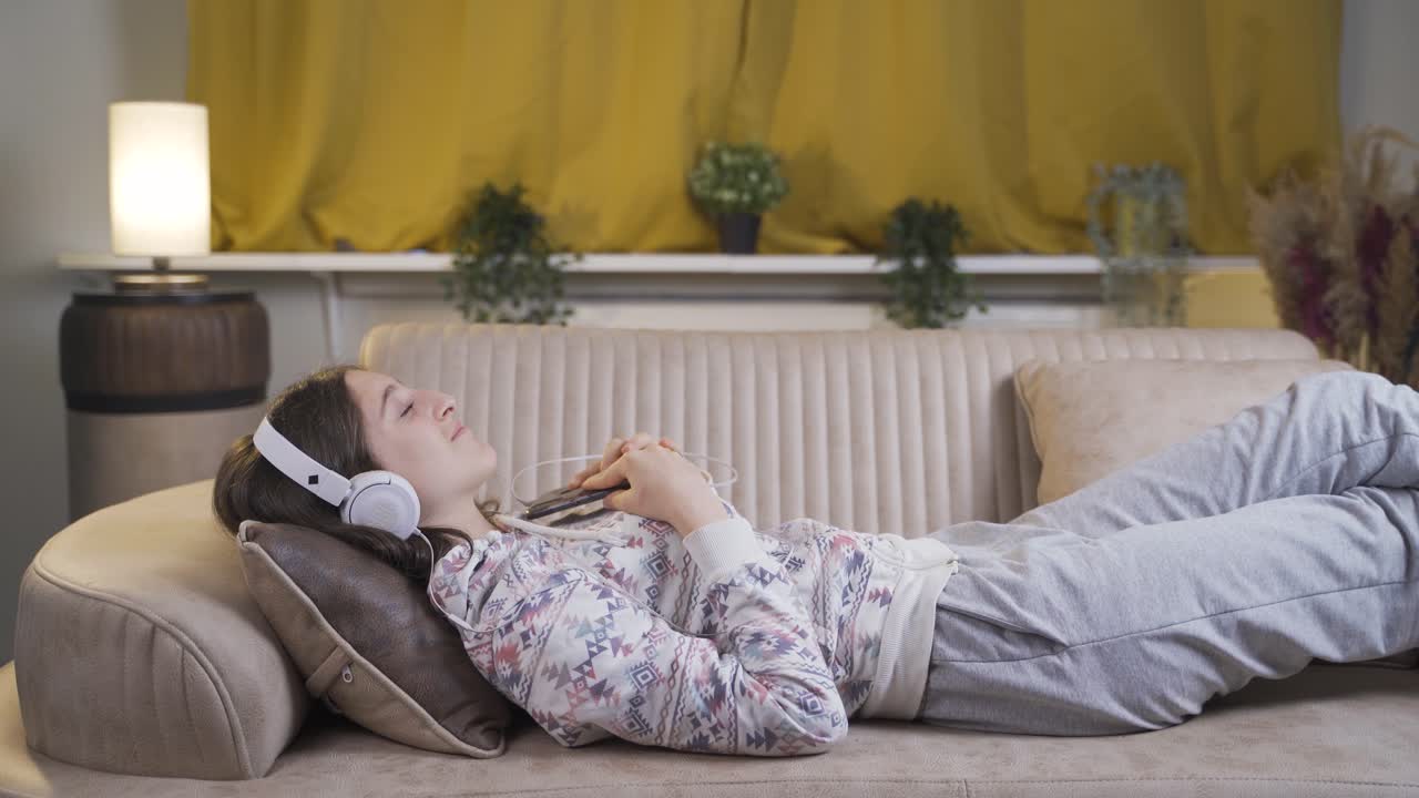 밤에 집에서 음악을 듣는 것은 편안하고 차분합니다.