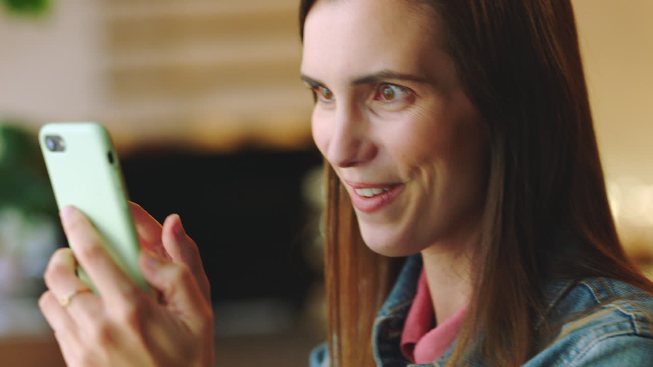 Una mujer mirando su teléfono.