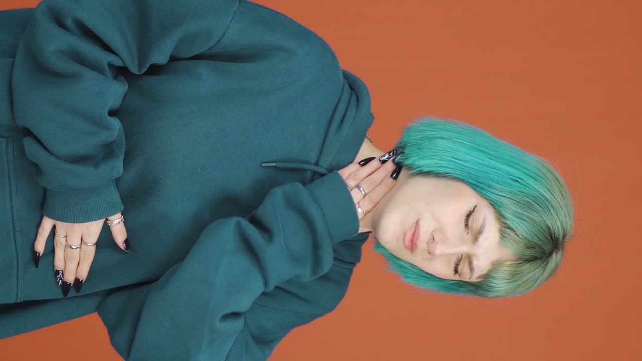 목이 아픈 젊은 여성의 수직 비디오.