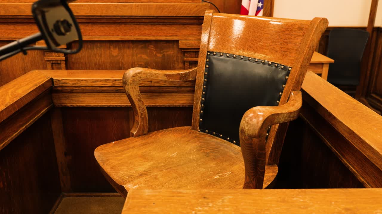 Estrado de Testigos - Silla en Sala del Tribunal