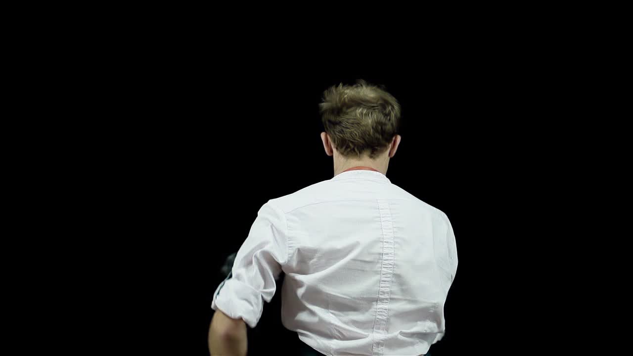 바텐더가 물건을 저글링하고 있습니다.