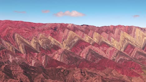 Toma-Panorámica-Aérea-Lenta-Que-Revela-El-Famoso-Cerro-De-14-Colores-En-Argentina.