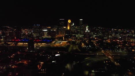 Imágenes-Aéreas-Del-Centro-De-Minneapolis,-Minnesota-En-La-Noche