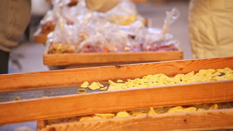 primer plano de la pasta orecchiette que se vende en el mercado italiano local