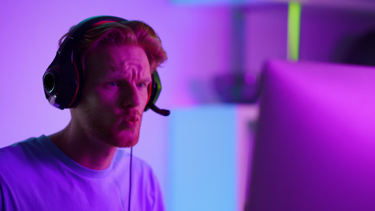 streamer de juegos hablando en línea en el ciberespacio en primer plano. hombre frustrado jugando juegos