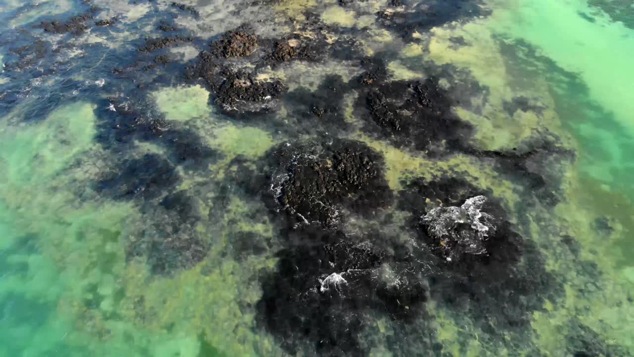 olas rompiendo en las rocas en el mar