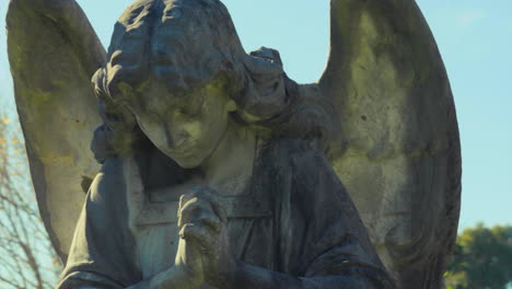 Seguimiento-De-Cardán-Dejado-Alrededor-De-Una-Estatua-De-ángel-De-Piedra-En-Un-Cementerio-En-Un-Día-Soleado