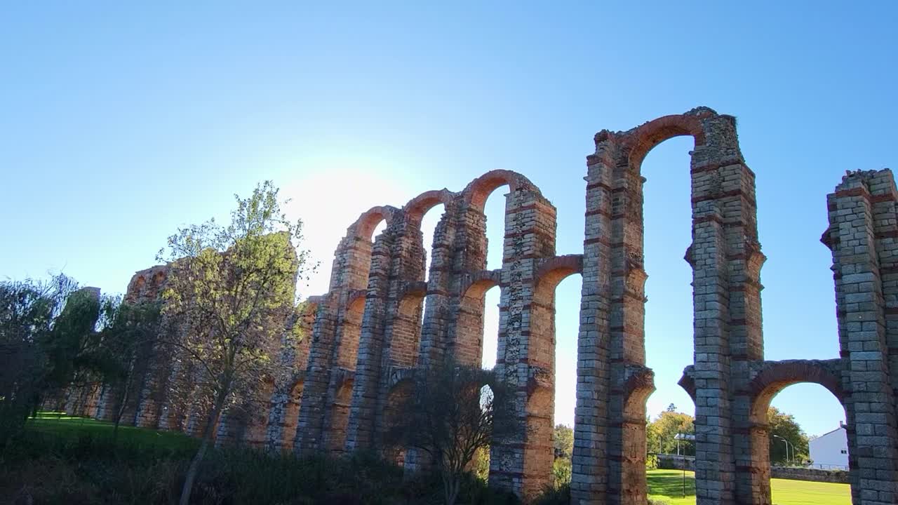 Acquedotto romano di Mérida. Spagna. Acueducto de los Milagros. Acquedotto dei Miracoli. Vista panoramica di un acquedotto a tre livelli. Acquedotto romano. Antica costruzione romana