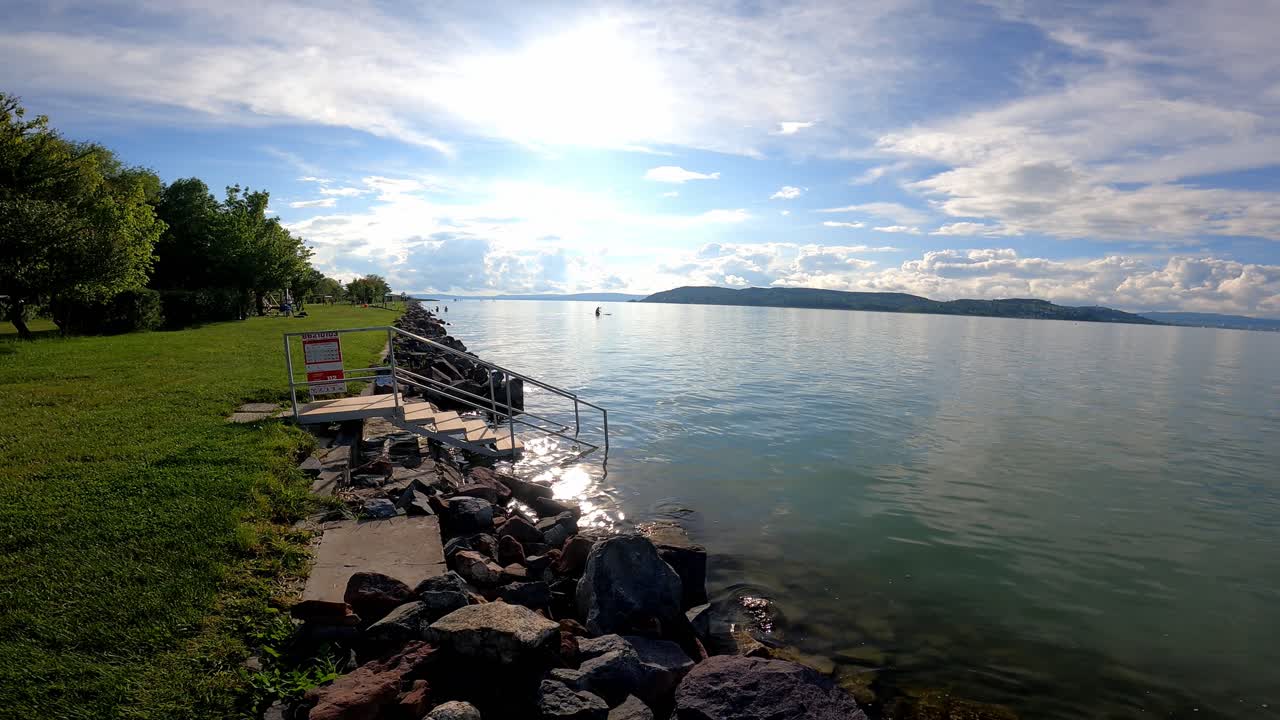 가리 서부의 발라톤 호수에 있는 공용 해변의 경치