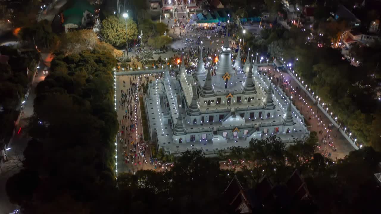 vista aérea de la gran pagoda en el templo de asokaram en samutprakarn, cerca de bangkok, tailandia, durante el festival budista de asalah puja (asanha bucha), que generalmente tiene lugar en julio, en la luna llena.