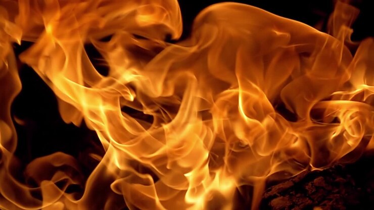 Feuerflammen auf schwarzem Hintergrund in Zeitlupe