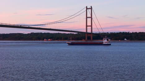 silueta del atardecer: el puente humber y el gracioso flujo de coches