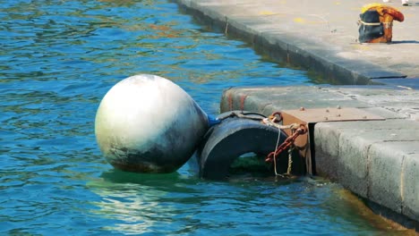 una boya que se agita suavemente en el muelle