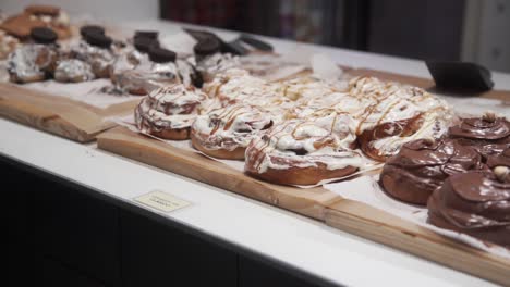 Deliciosos-Pasteles-Y-Bagels-En-Exhibición-En-Un-Mercado-En-Madrid,-España