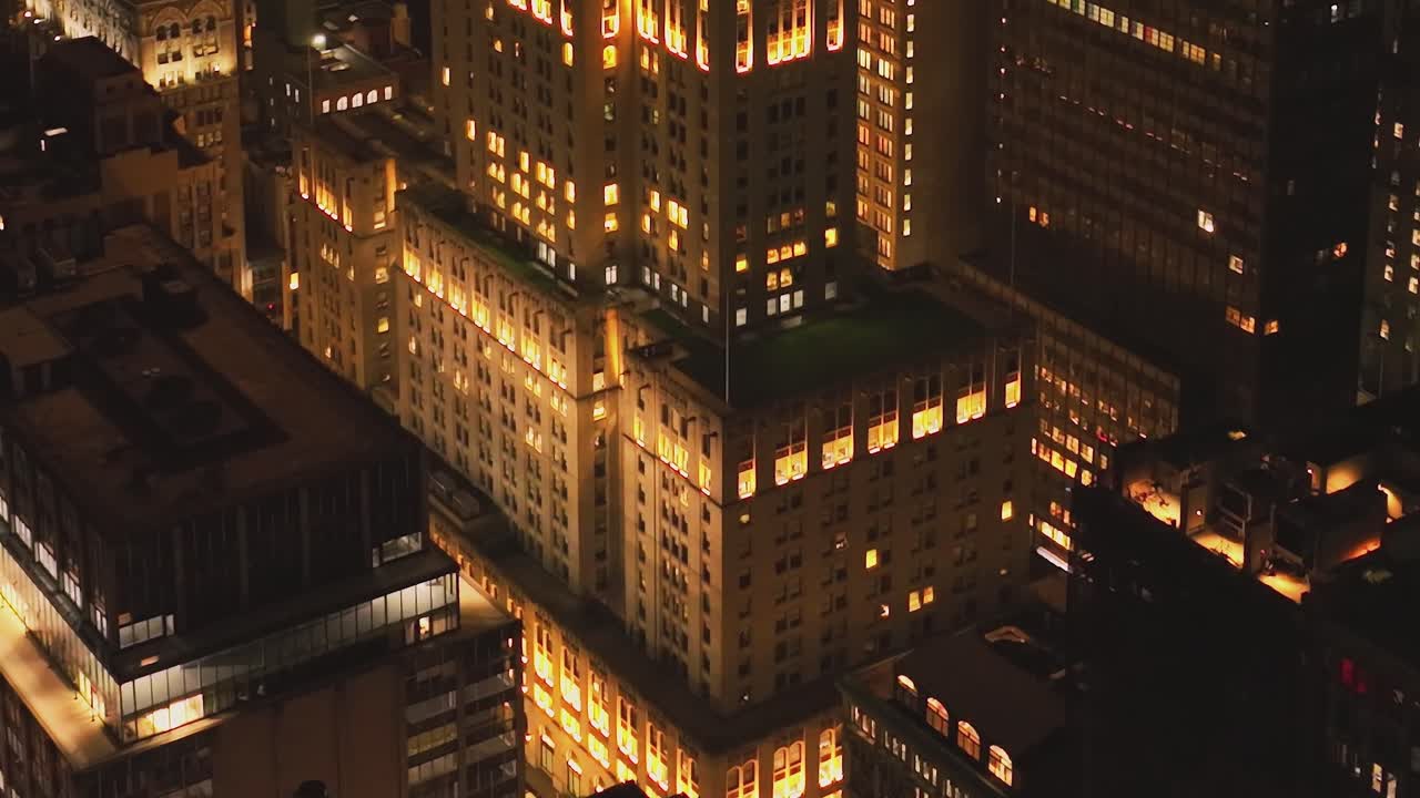 Skyline notturno maestoso dei grattacieli di New York City