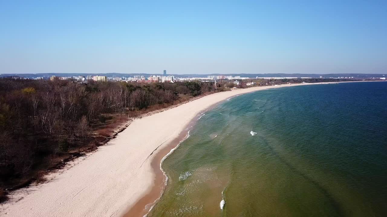 antena de la bahía de gdansk, panorama aéreo de la ciudad desde el lado del mar