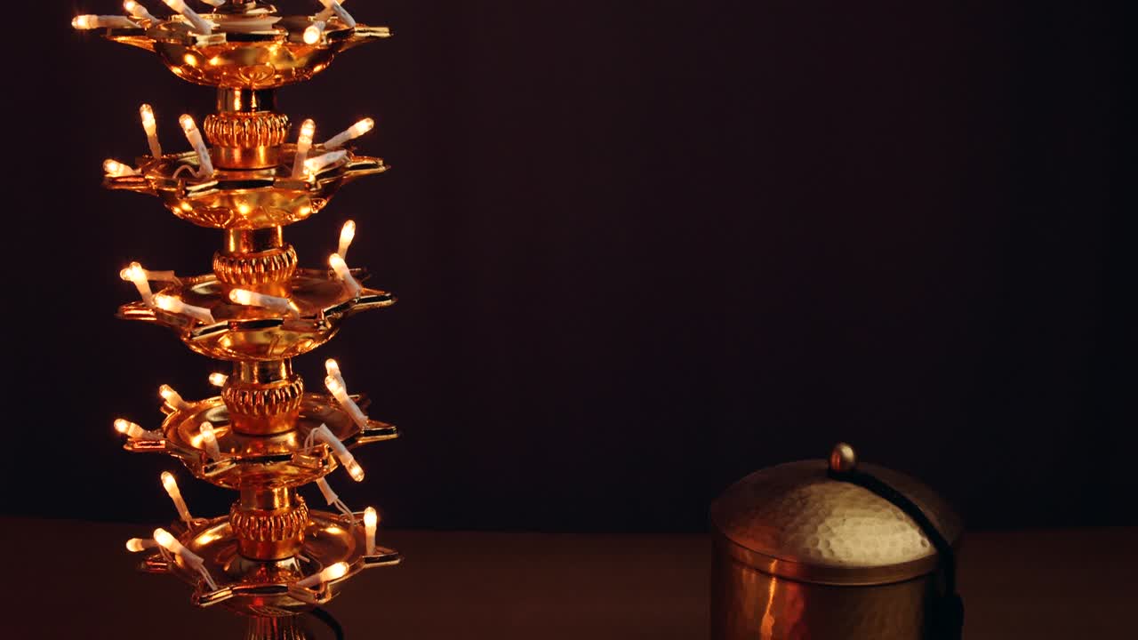 빛의 축제인 디발리 (diwali) 에서 불꽃이 켜지고 있습니다.