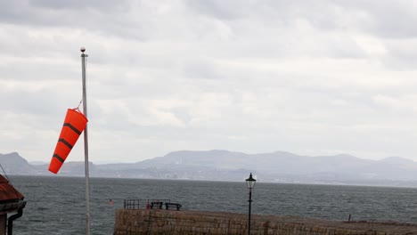 saca de viento balanceándose junto al mar en fife