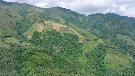 Toma-Aérea-De-Montañas-Y-Bosques-Densos-En-Loma-De-Blanco-Bonao,-República-Dominicana