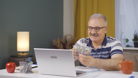 trabajador de oficina en casa anciano contando dinero divertido y divertido.