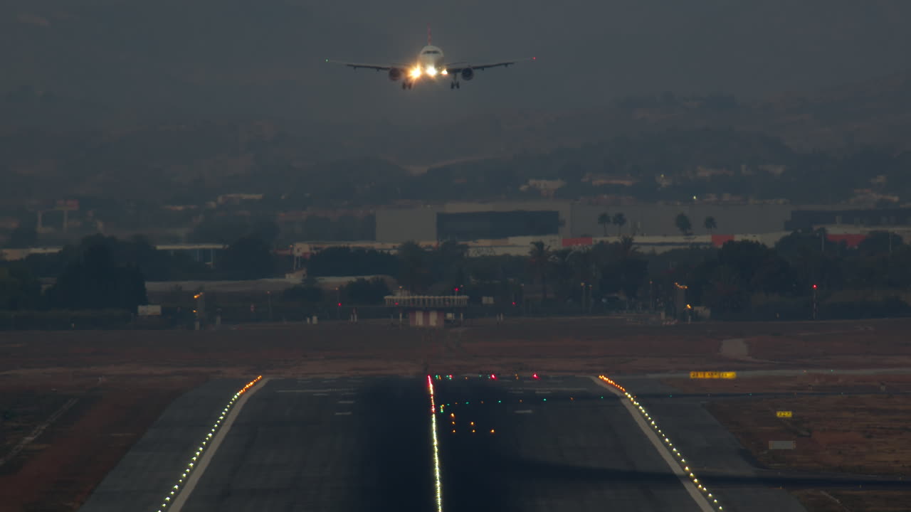 Atterraggio aeroportuale serale