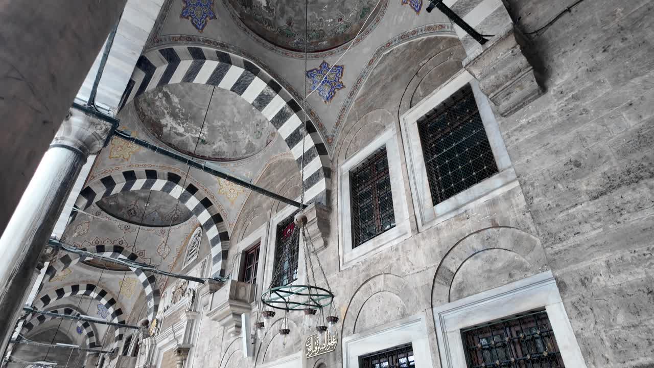 Interno architettonico di una moschea