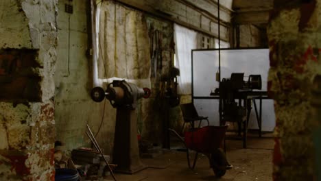 máquina y carretilla en el taller 4k