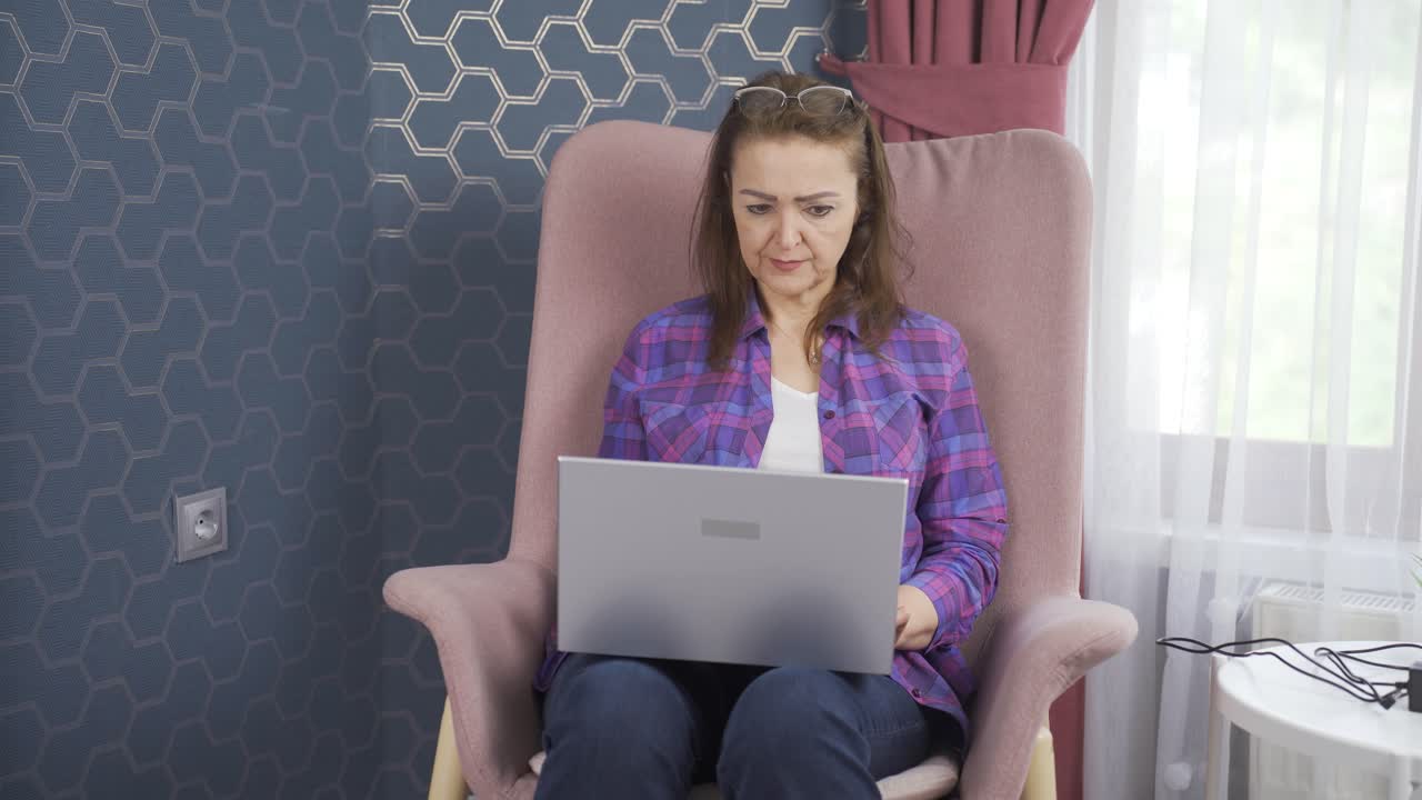 노트북의 배터리가 다 떨어지고 있어요.