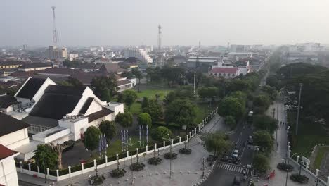 Vista-Aérea,-Kilómetro-Cero-Del-Centro-De-La-Ciudad-De-Yogyakarta-Y-El-Gran-Edificio,-La-Casa-Del-Presidente-Temporal-En-Yogyakarta