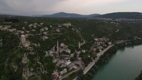 vista de la aldea de pocitelji y la mezquita histórica en la orilla del río cerca de mostar, bosnia y herzegovina