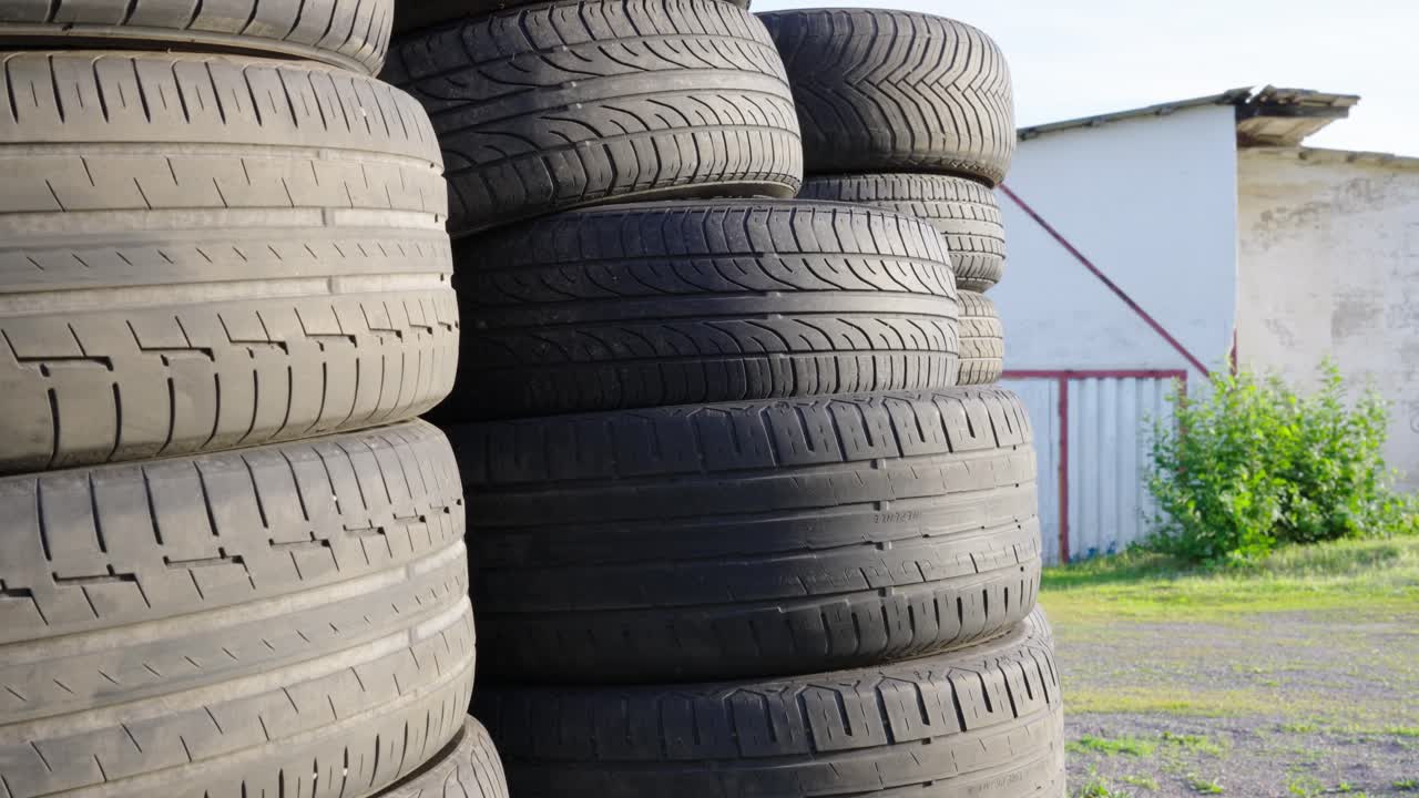 una pila de viejos neumáticos de coche usados.