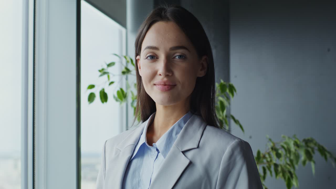 Donna d'affari in ufficio