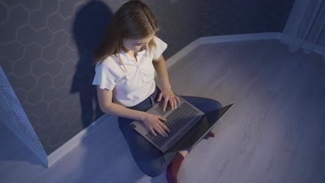 Mujer-Joven-Curiosa-Que-Trabaja-Sola-Con-Una-Computadora-Portátil-Por-La-Noche.