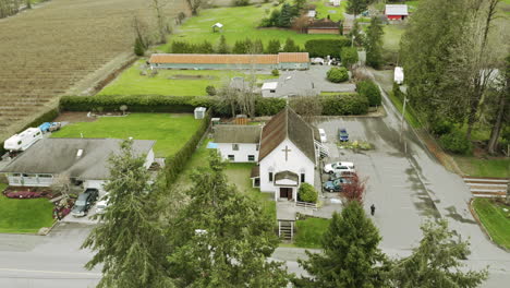 Kleine-Weiße-Kirche-In-Einer-Ländlichen-Kleinstadt