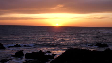 puesta de sol sobre el océano