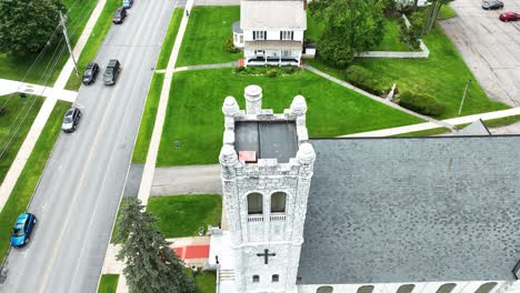 Vista-De-ángulo-Alto-De-La-Torre-De-Una-Iglesia.