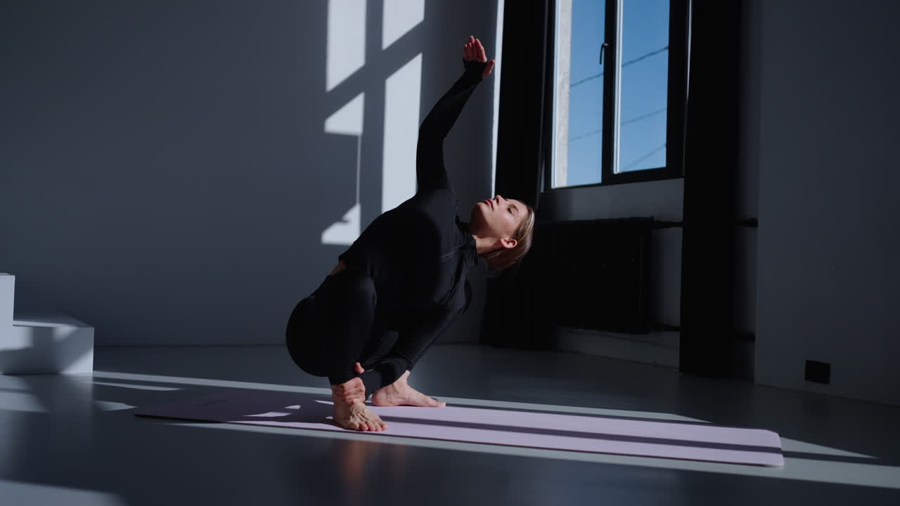 스튜디오에서 요가를 하는 여자