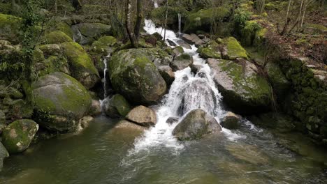 Cascada-De-Arroyo-Rocoso-En-Un-Frondoso-Bosque---Aéreo