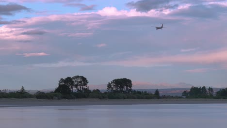 vuelo temprano en la mañana que llega al aeropuerto de nelson, nueva zelanda