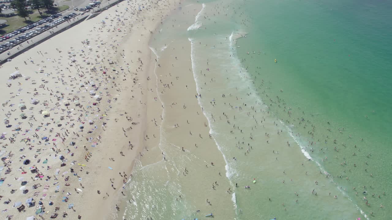 오스트레일리아 nsw 의 유명한 본디 해변 에서 즐기고 있는 관광객 들 - 공중 사진