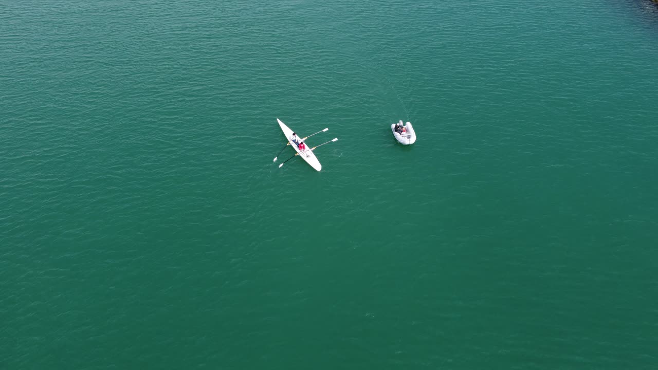 drones aéreos montando canoas