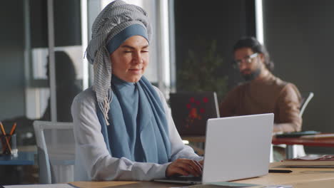 Fröhliche-Geschäftsfrau-Im-Hijab-Posiert-Im-Büro-Für-Die-Kamera