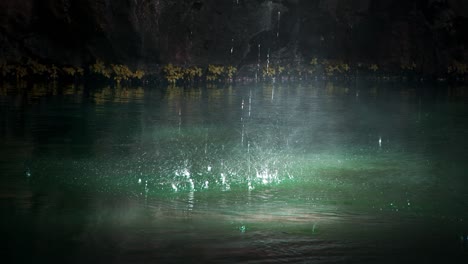 gotas de agua en el agua del lago
