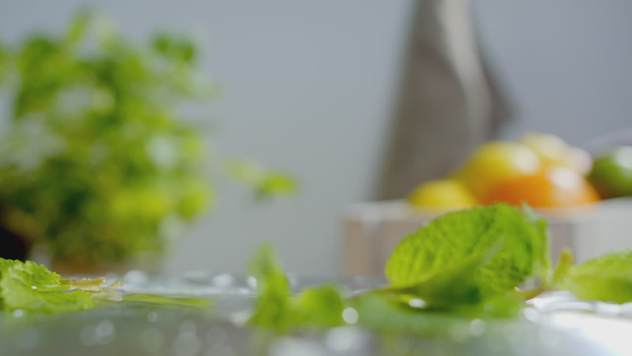 mitades de limón cayendo con salpicaduras de agua