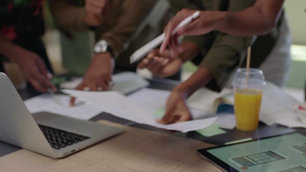 비즈니스 사람들과 소프트웨어 개발자 팀 디자인 모바일 응용 프로그램 브레인스토밍 커뮤니케이션 응용 프로그램에 대한 창의적인 아이디어를 공유