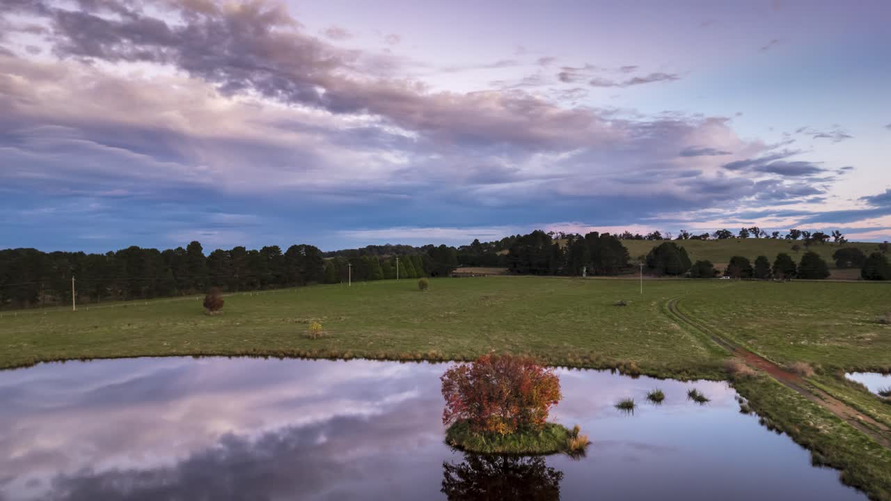 hiperlapso elevado al atardecer de un hermoso lago en tierras de cultivo en el sur de nueva gales del sur